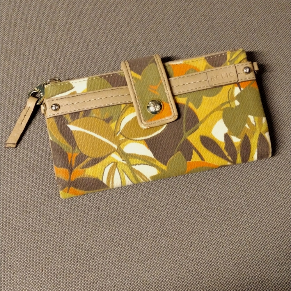 FREE RELIC canvas wallet/clutch w/ $25 purse purchase